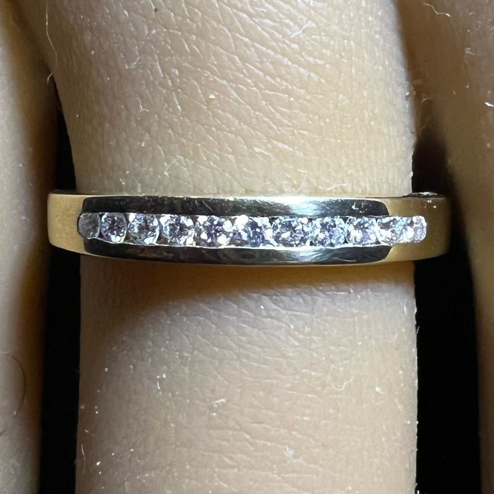14kt yellow gold diamond band